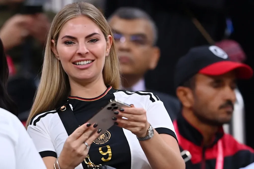 Lisa Füllkrug lächelt im DFB-Trikot mit der Nummer 9 auf dem Rücken im Stadion.