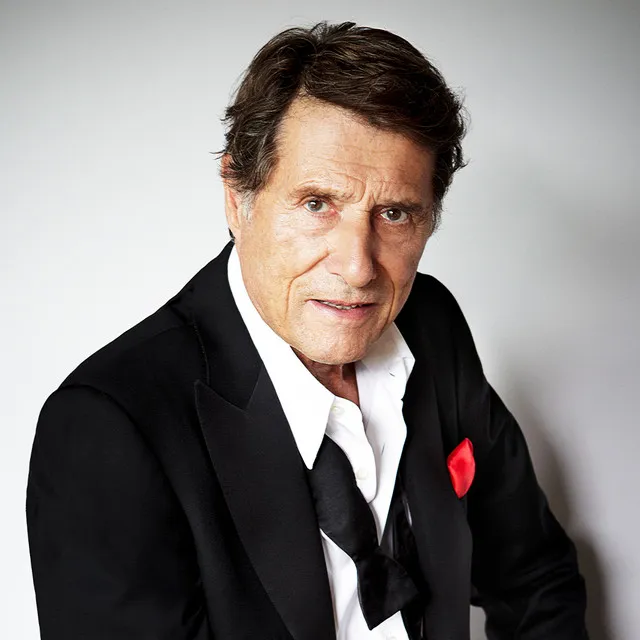 Udo Jürgens im eleganten Anzug bei einem Studio-Porträt