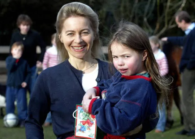 Ursula von der Leyen mit einem ihrer Kinder bei einem Familienausflug.
