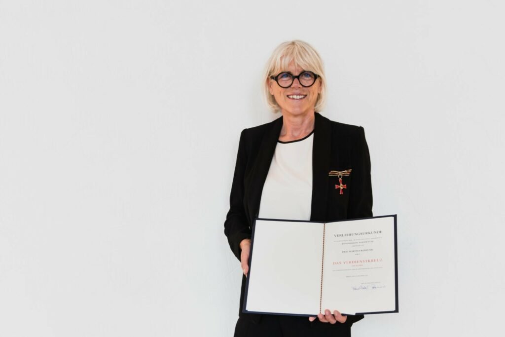 Martina Wziontek mit der Verleihungsurkunde für das Bundesverdienstkreuz.
