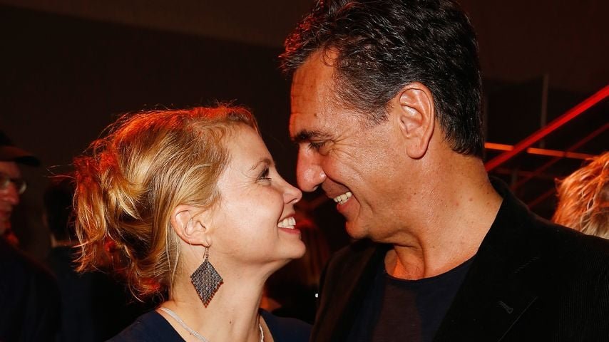 Annette Frier und ihr Mann Johannes Wünsche lächeln sich bei einer Veranstaltung liebevoll an, Nase an Nase.