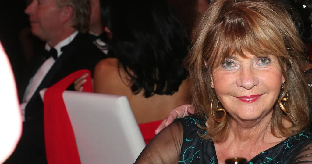 Claudia Halmer, langjährige Ehefrau von Schauspieler Günther Maria Halmer, lächelt bei einer Abendgala in die Kamera