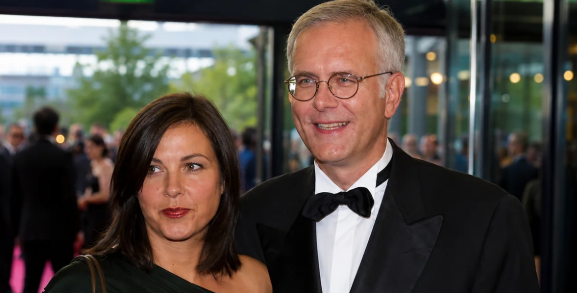 Ellen Hantzsch und Harald Schmidt bei einer Abendveranstaltung, er im Smoking mit Fliege