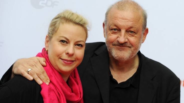 Maren Muntenbeck und Leonard Lansink lächeln beim Empfang.