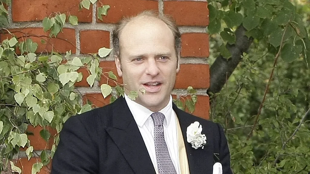 Maximilian von Schierstädt im Anzug mit Ansteckblume bei seiner Hochzeit mit Barbara Schöneberger.