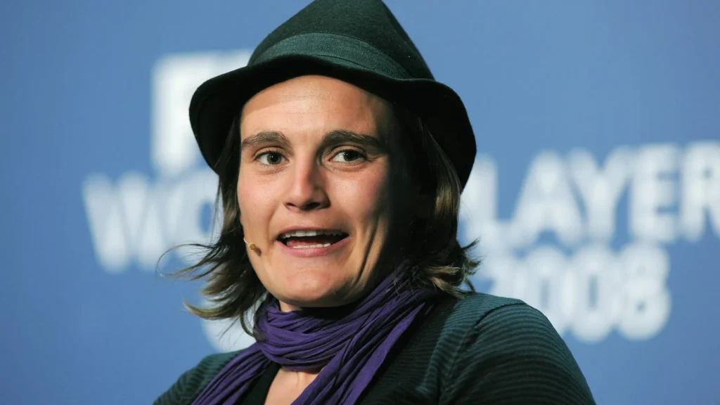 Nadine Angerer mit schwarzem Hut bei einer FIFA-Veranstaltung