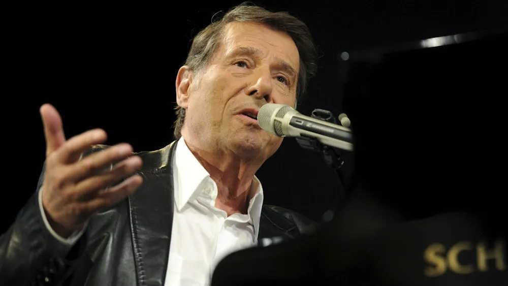 Udo Jürgens singend am Klavier bei einem Live-Konzert